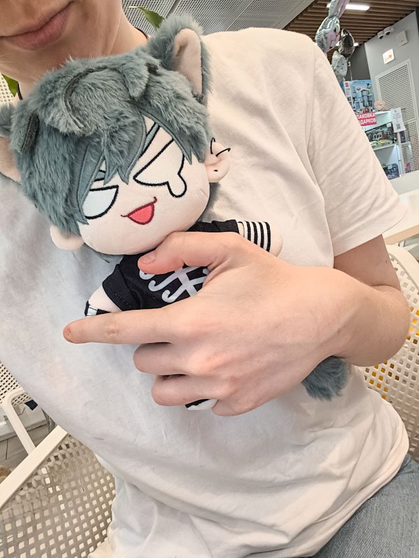 SidereusLin's tweet photo. I'M DYING HE'S SO CUTE😭😭😭 I'm gonna sleep with him from now on!!!
@Kuzo_owl thank you for making them real!! they are extremely adorable
and the bonus merch.... our collection is now even bigger.... I love them so much😭😭😭
worth every day of waiting for their arrival https://t.co/8bdYeuGd2P