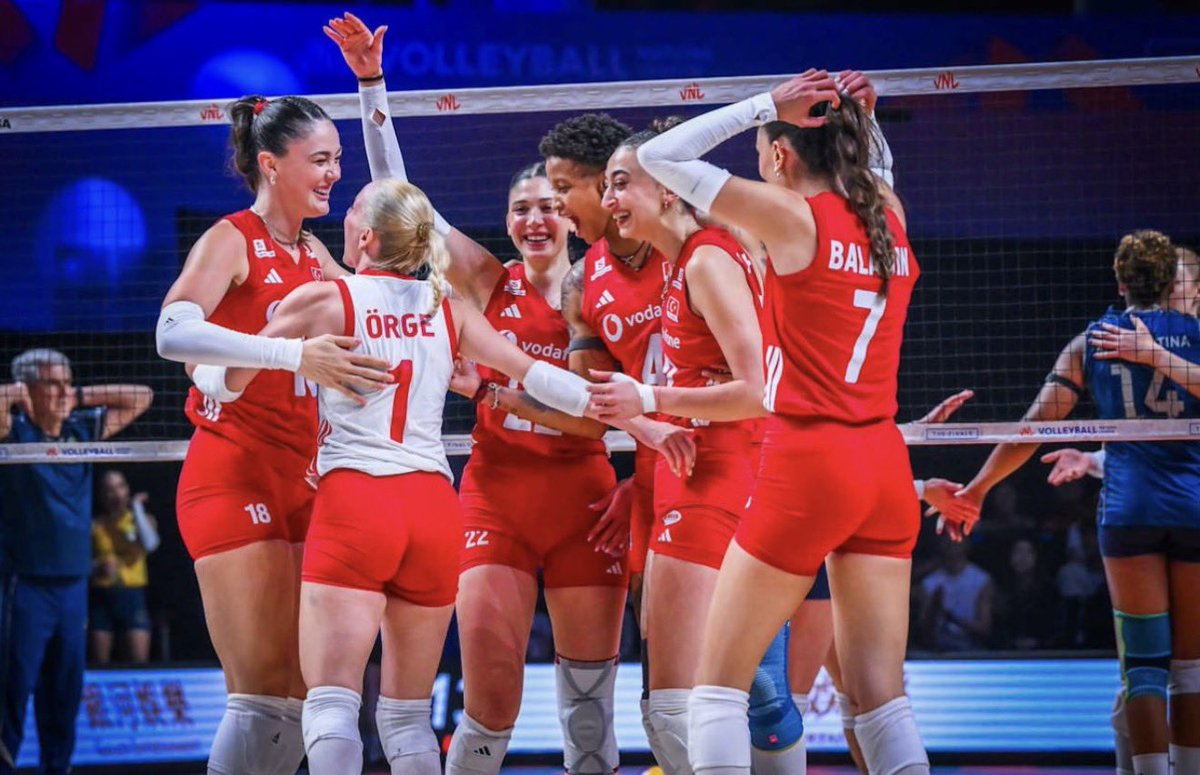 yektakopan's tweet photo. ÇOK MUTLUYUMMM! 🇹🇷❤️🏐

Kızlar, yine başardınız! Bu sadece bir şampiyonluk değil; emeğin, cesaretin ve vazgeçmeyen ruhun zaferi. Hepimize tarifsiz bir gurur yaşattınız. İyi ki varsınız!

ŞAMPİYONUZZZ! https://t.co/3nmMeUdOQ3