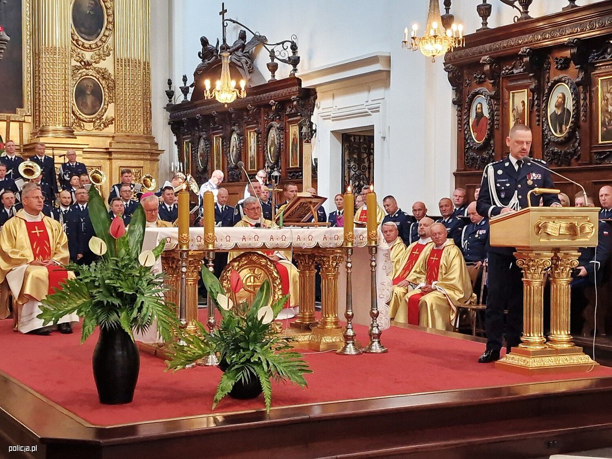 PolskaPolicja's tweet photo. Msza Święta za funcjonariuszy @PolskaPolicja 

Jak co roku w ostatnią niedzielę lipca odprawiona została uroczysta Eucharystia w intencji Policji, transmitowana za pośrednictwem Polskiego Radia na cały świat.

W modlitwach uczestniczyło kierownictwo @PolskaPolicja, na czele z Komendantem Głównym gen. insp. Markiem Boroniem.

wiecej ➡️ https://t.co/jaKAhHYgC4