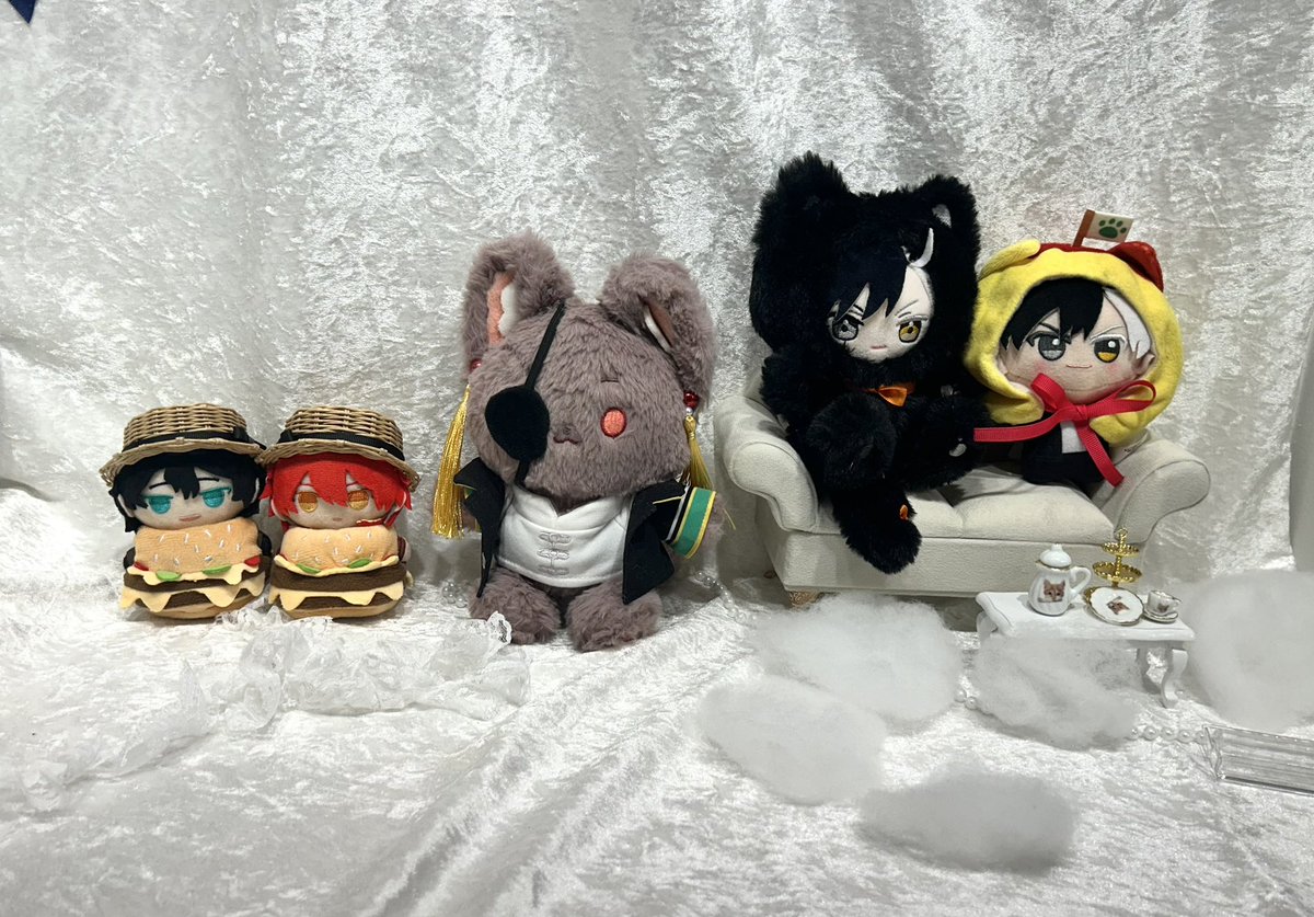 moriki_frank's tweet photo. 今日はぴのちゃんしおんちゃんとネコラボカフェ❣️
巨大ちかちゃんの目の前の席だったからか、コースター3枚も来てくれた👏
カフェの後の諸々は行けなかったので、次はリベンジしたい🔥🔥 https://t.co/htHn3u6cLv