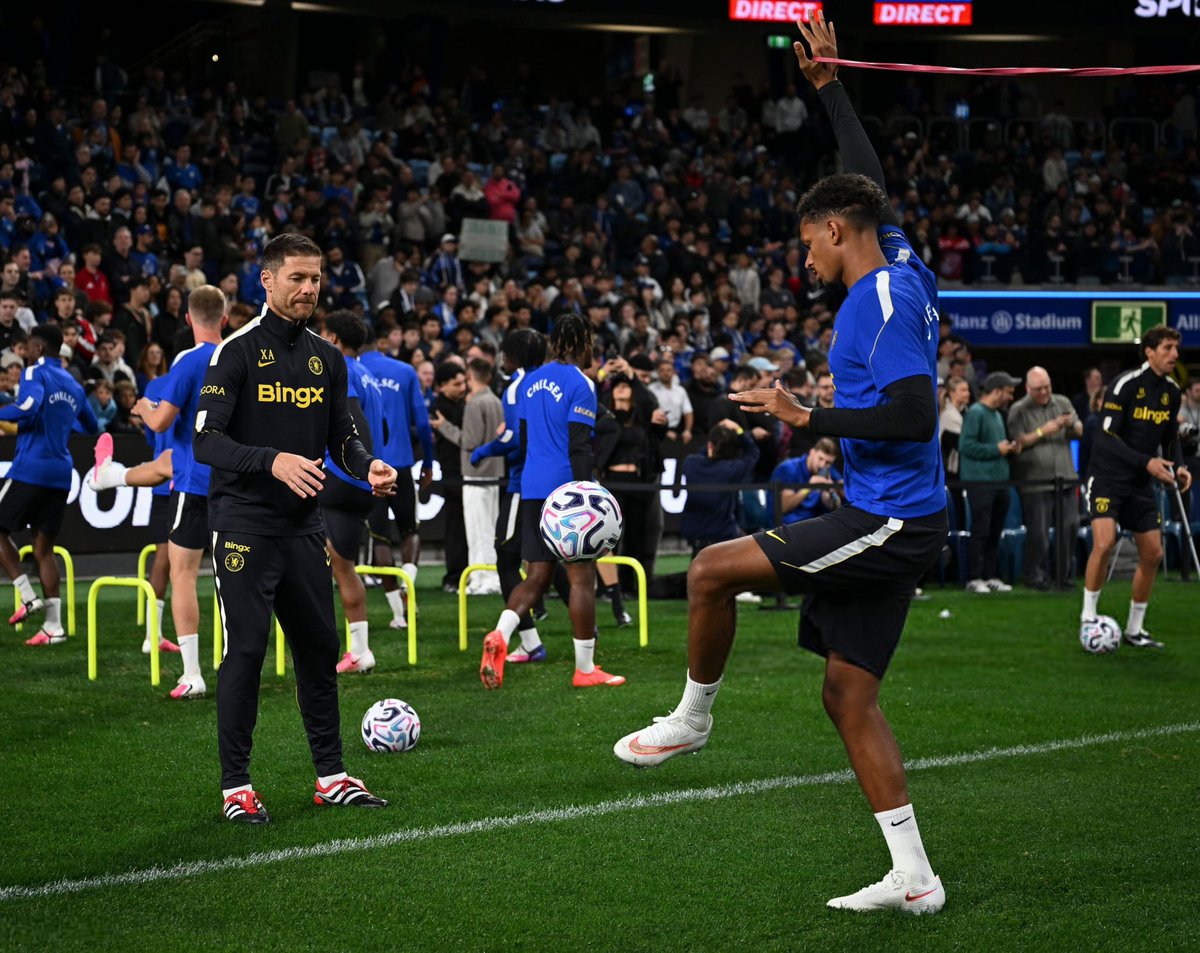ChelseaInPhotos's tweet photo. Xabi &amp; Omari 📸 https://t.co/6z0COlZ6cD