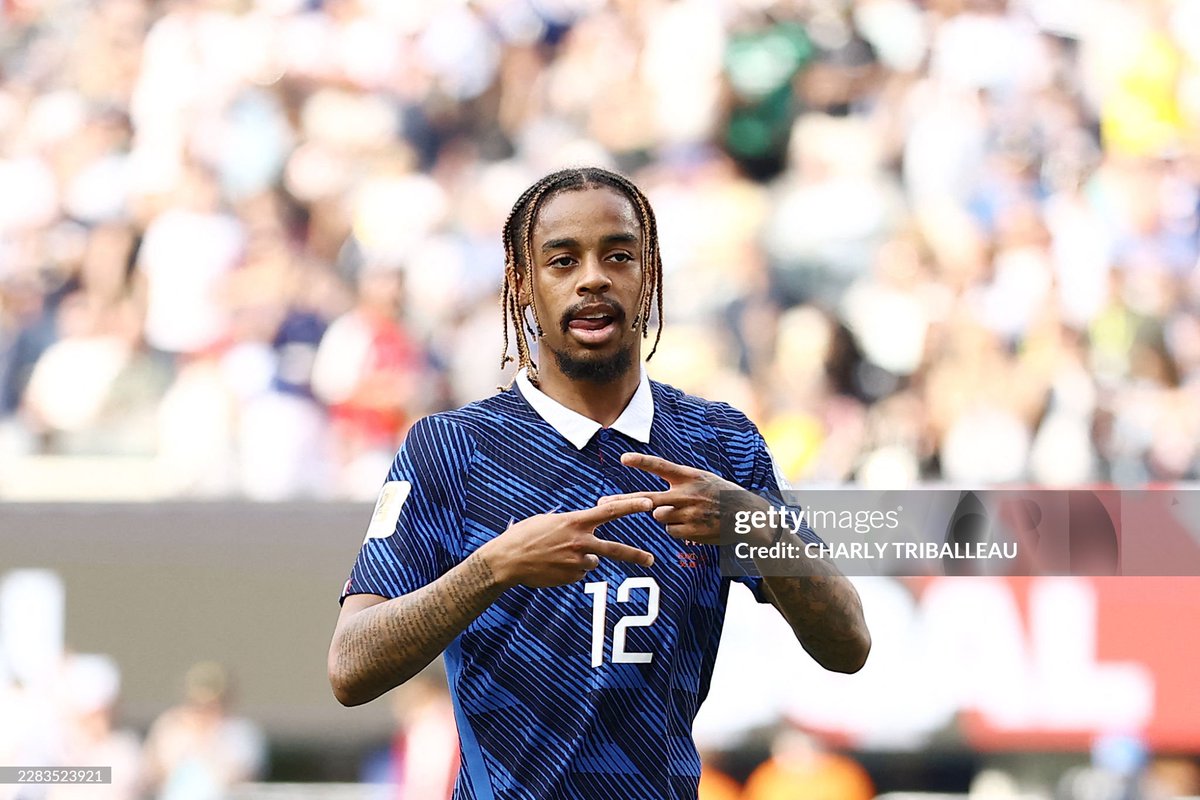 saludosparatii's tweet photo. Yang menarik dari bursa transfer yaitu ada domino effect dari suatu transfer yang berpengaruh ke transfer lainnya.

Contohnya soal Yan Diomande ini. Kalo Madrid yang berhasil dapet, kemungkinan besar Vini out ke Arsenal.

Sementara itu kalo PSG yang berhasil dapet Diomande, Liverpool kemungkinan besar ambil Barcola dari PSG.
