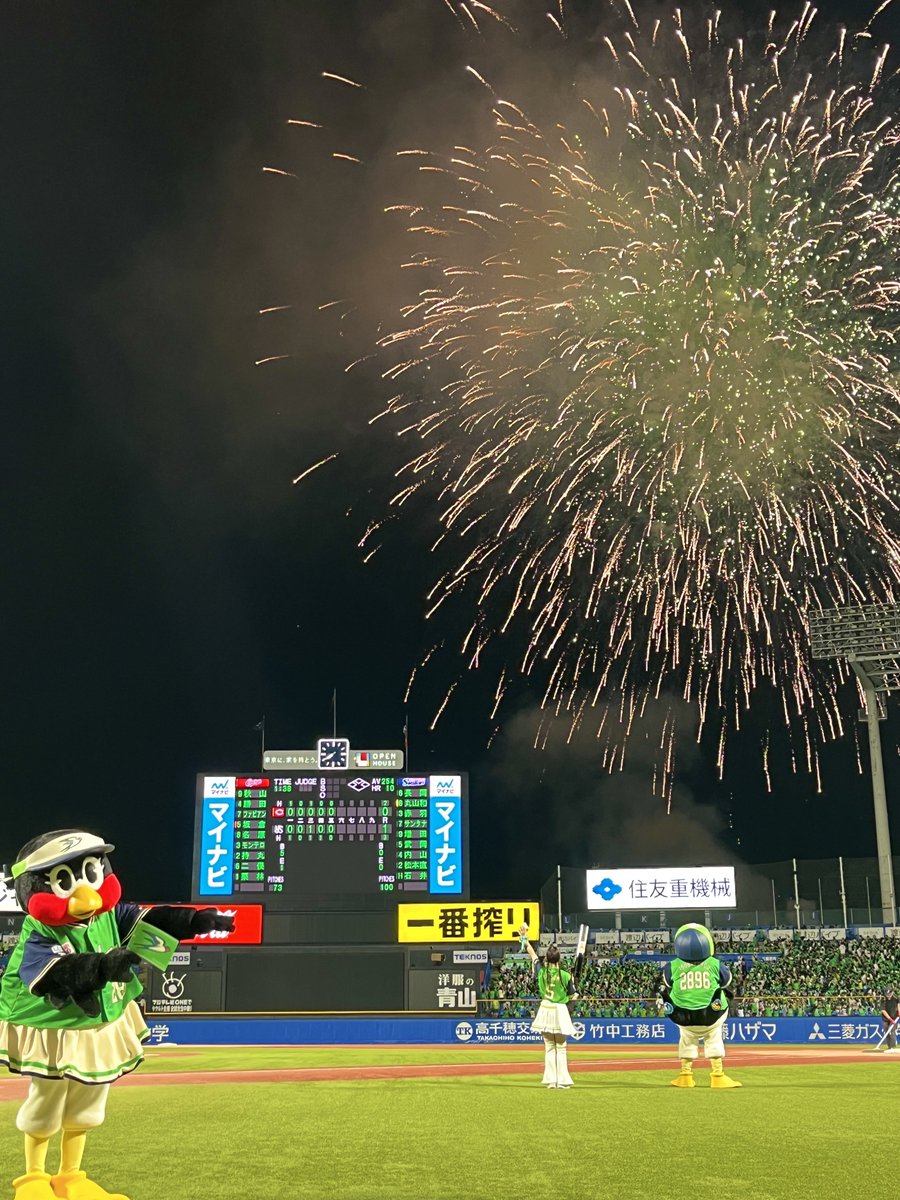 jingu_stadiumpr's tweet photo. 本日で前半戦が終了しました🏟️
たくさんのご来場をありがとうございました！これからも良い時も悪い時もチームの背中を押せるよう、チームスワローズ一丸！応援しましょう✨
後半戦も皆さまのご来場をお待ちしています🐧⛱️

#swallows #燕心全開 #神宮球場 #すわほー

そういえば中継にたまに映るとりごや、またせまくなりましたね🤣よかったですね☺️