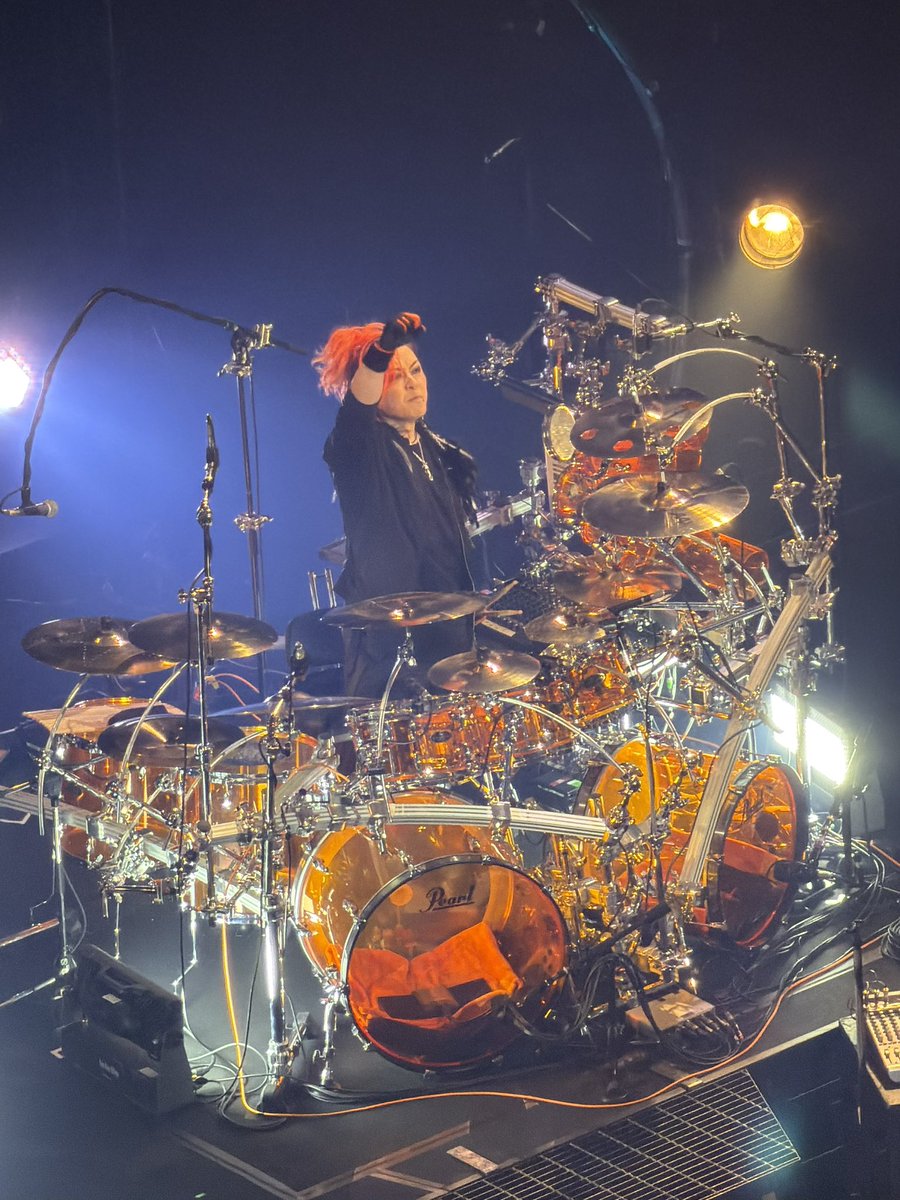ykrn816's tweet photo. 3階の注釈付き着席指定席！
普通の席なら絶対に見えない、淳士さんの華麗で迫力あるスティック捌きを存分に目に焼き付けました😍
大好きなabsorbやUP TO YOUのドラムを一部始終見ることができて、なんと言っても真矢さんの演奏と重ねて見れて、本当に眼福でした❣️

20260726松戸
#LUNAPIC
#LUNASEA https://t.co/UxXojhPsb3