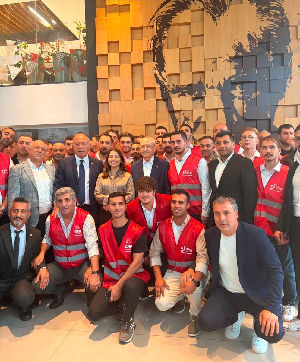 ultim4toms's tweet photo. Kılıçdaroğlu, sözde CHP Gençlik Kolları üyeleriyle fotoğraf çekildi. https://t.co/qTnmdEKhPa