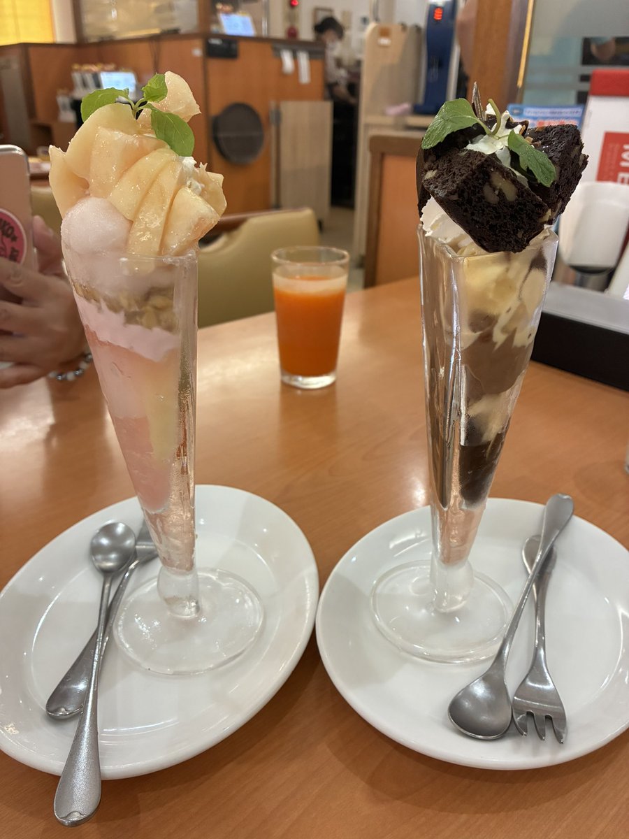 coco_lassi's tweet photo. 母とデニーズに行ったら「まっぷたつ？パフェ」なるものが（店舗限定らしいです。）

写真映えのためにパフェを注文したものの、食べきれず残してしまうというフードロス問題から考案されたメニューだそうな。

正面から見ると普通のパフェですが、横から見るとなかなかシュールです😅 https://t.co/7sNcF8HRRP