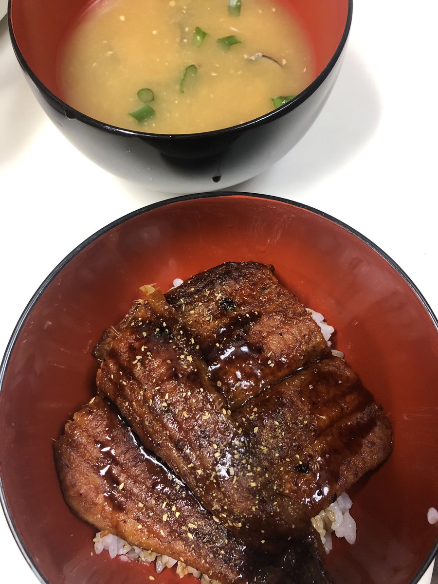 112233mmmp's tweet photo. 土用の丑の日

鰻が安くなってた〜
最近よくテレビで言ってたけど嬉しいねっ
ご飯少なめで贅沢食べやね https://t.co/3c9dYehIOA
