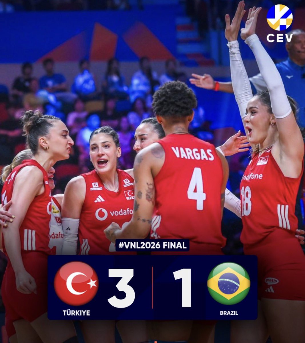 mrs_lune's tweet photo. Dünyanın en iyi takımı 🇹🇷🤍❤️🏐🏆 #FileninSultanları https://t.co/dHaE6gst1M