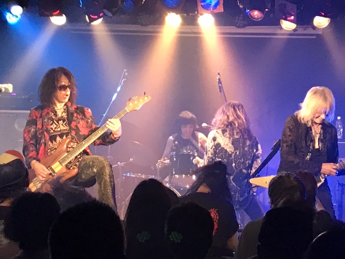 Okahiro_69's tweet photo. SUPER PUNISHツアー福岡最高でした！
みんなで盛り上がりまくれて楽しかったです。
本当にありがとう！
途中僕のギターの音が出ないアクシデント
があったりしたけどそれを良い思い出に
出来るくらいのライブでした😃

ツアーはまだ続きます！
渋谷のファイナルまで駆け抜けるぞ🎸

その前にSUPERBLOODは8/9の
埼玉会館のイベント！こちらも楽しみ✨
応援と声援よろしくお願いね！

#SUPERBLOOD
#PUNISH
#SCARIFEED40th