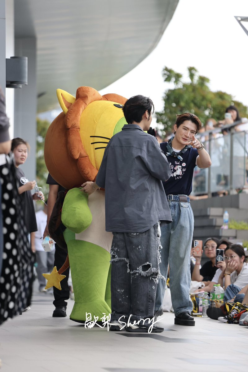 Xieli_Sherry's tweet photo. We are peraya family~
#singtoprachaya
#kristperawat
#kingman
#งานมหกรรมนิยายนานาชาติ2026xKristSingto
#คริสสิงโต #KristSingto https://t.co/rsGOTyCwIx