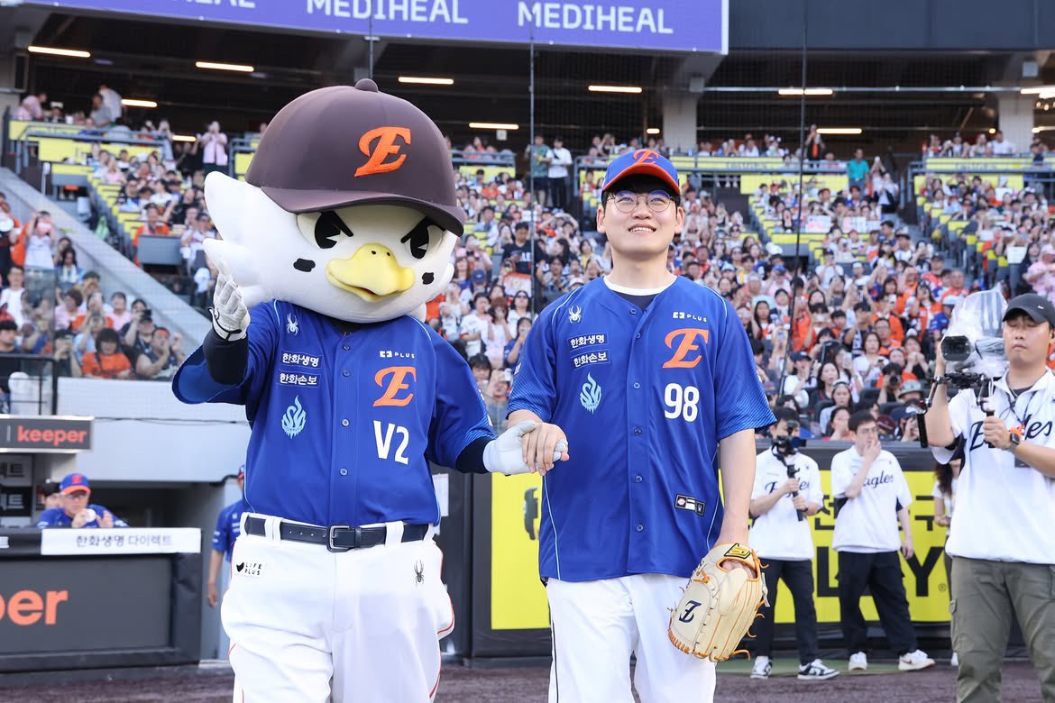 gureusi_min's tweet photo. IG @ hanwhaeagles_soori

한화생명파크를 찾은 대전의 챔피언 제카제구딜 
시구 연습 시간에 함께 사진을 남긴 노시환, 허인서, 한지윤 그리고 셋 모두 담장을 넘겼다는 사실 
승리의 기운 제대로 전하고 간 하루! (재방문 기원)

>> 한화이글스 승리요정 제카제구딜🪇🧡 https://t.co/dZZPW5yd18