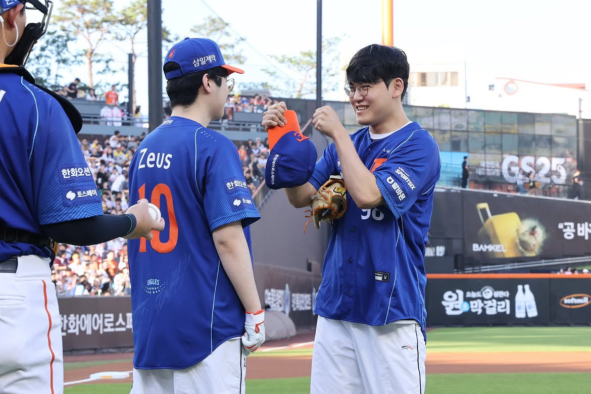 gureusi_min's tweet photo. IG @ hanwhaeagles_soori

한화생명파크를 찾은 대전의 챔피언 제카제구딜 
시구 연습 시간에 함께 사진을 남긴 노시환, 허인서, 한지윤 그리고 셋 모두 담장을 넘겼다는 사실 
승리의 기운 제대로 전하고 간 하루! (재방문 기원)

>> 한화이글스 승리요정 제카제구딜🪇🧡 https://t.co/dZZPW5yd18