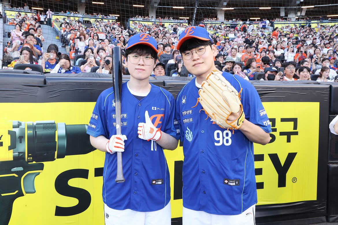 gureusi_min's tweet photo. IG @ hanwhaeagles_soori

한화생명파크를 찾은 대전의 챔피언 제카제구딜 
시구 연습 시간에 함께 사진을 남긴 노시환, 허인서, 한지윤 그리고 셋 모두 담장을 넘겼다는 사실 
승리의 기운 제대로 전하고 간 하루! (재방문 기원)

>> 한화이글스 승리요정 제카제구딜🪇🧡 https://t.co/dZZPW5yd18