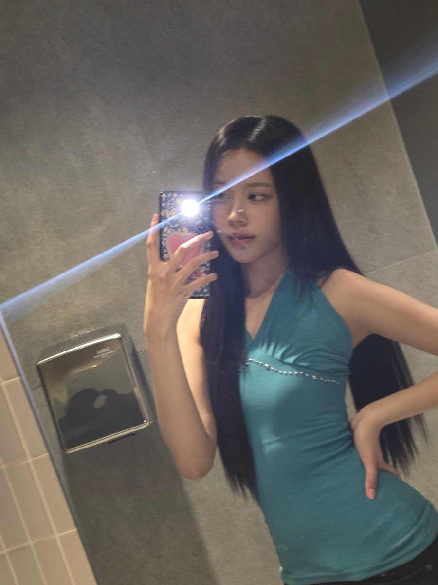 archlipse's tweet photo. cowonya yg punya abs 🙏🏻 https://t.co/UZVukO10PZ