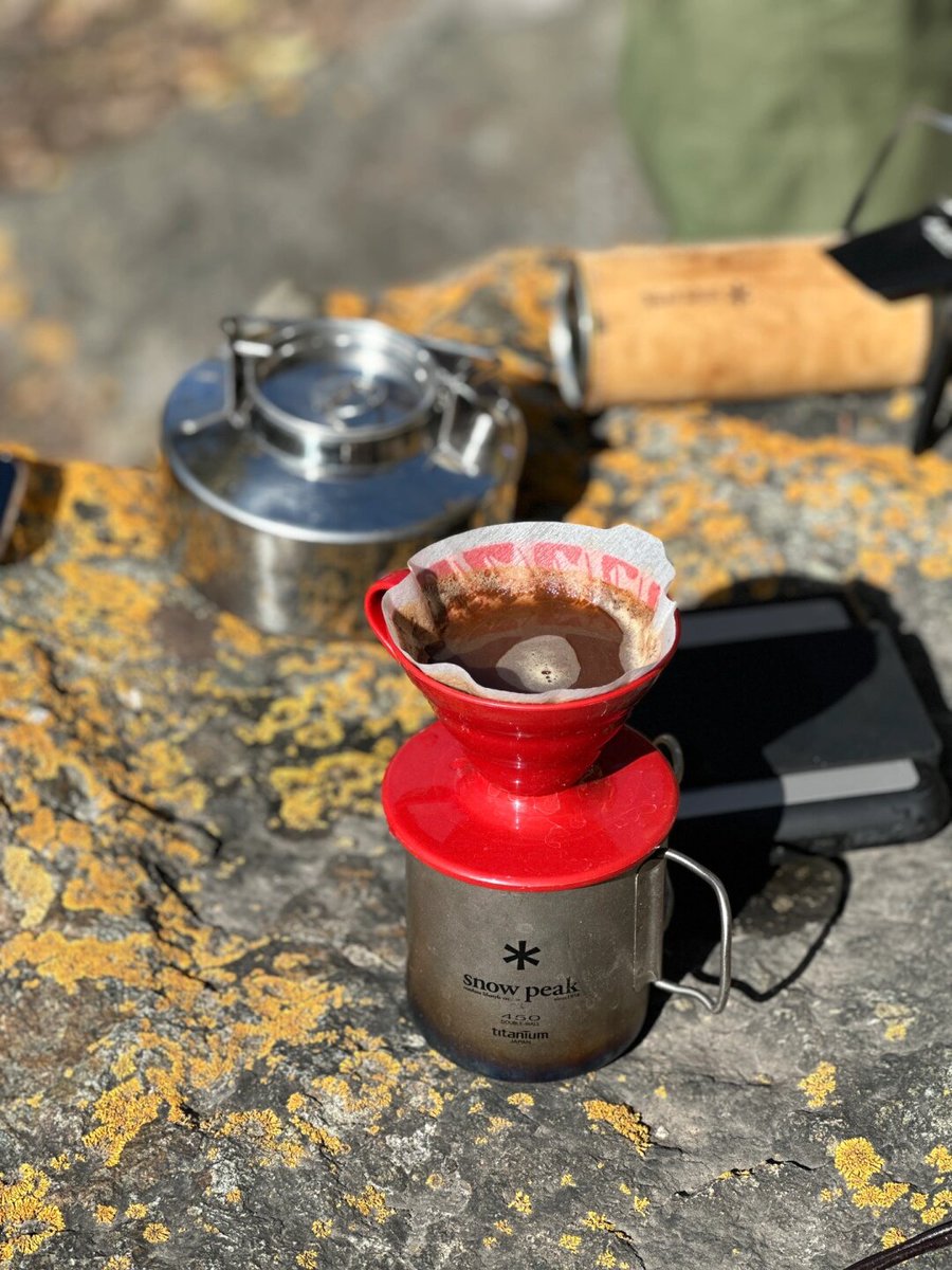 lWWrCvO2IXw6Sa4's tweet photo. A stranger handed me a warm coffee when my phone died and I was shivering waiting for the bus today. Small kindnesses make the hardest days so much lighter—thank you, whoever you were. https://t.co/JYxAT8B0hH