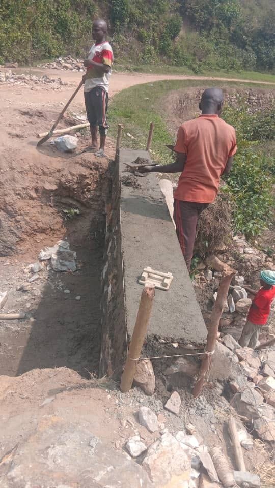 MagazineJimbere's tweet photo. 🌉 #Bubanza : le pont reliant les collines #Ciya et #Bukinga, sur la rivière Nyamugerera, est en reconstruction après quatre mois de travaux

🏗️ Les motos et les véhicules pourront bientôt emprunter cette route, qui était également utilisée par des camions transportant des biens et des personnes

#Burundi