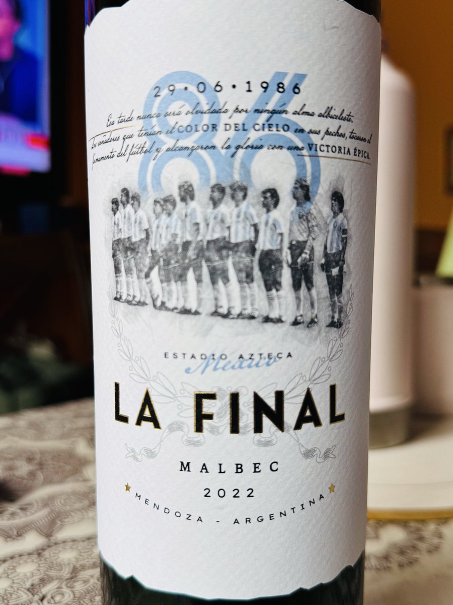leoscapato's tweet photo. Hermoso vino que volví a probar luego de la final de la copa del mundo. Lo había tomado por última vez en 2022, en la final, pero intenté no hacerlo igual inclusive por cábala. Es un vino relativamente barato que expresa mucho más de lo que cuesta, muchísimo más 🍷🍷🍷🍷🍷 https://t.co/T6SjJphmU5