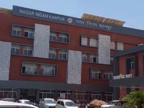BKYADAV59683165's tweet photo. #कानपुर नगर निगम के भाजपा पार्षद सुधीर यादव ने अधिशासी अभियंता(उद्यान)दिवाकरभास्कर पर गंभीरआरोप लगाए पार्षद का कहना है कि संबंधितअधिकारी कई वर्षों से एक ही पद पर जमे हुए हैं सवाल उठाया किआखिर ऐसा क्या कारण है कि उनका अब तक स्थानांतरण नहींहो सका@yadavakhiles @CMOfficeUP @DMKanpur https://t.co/FrDJodqdP2