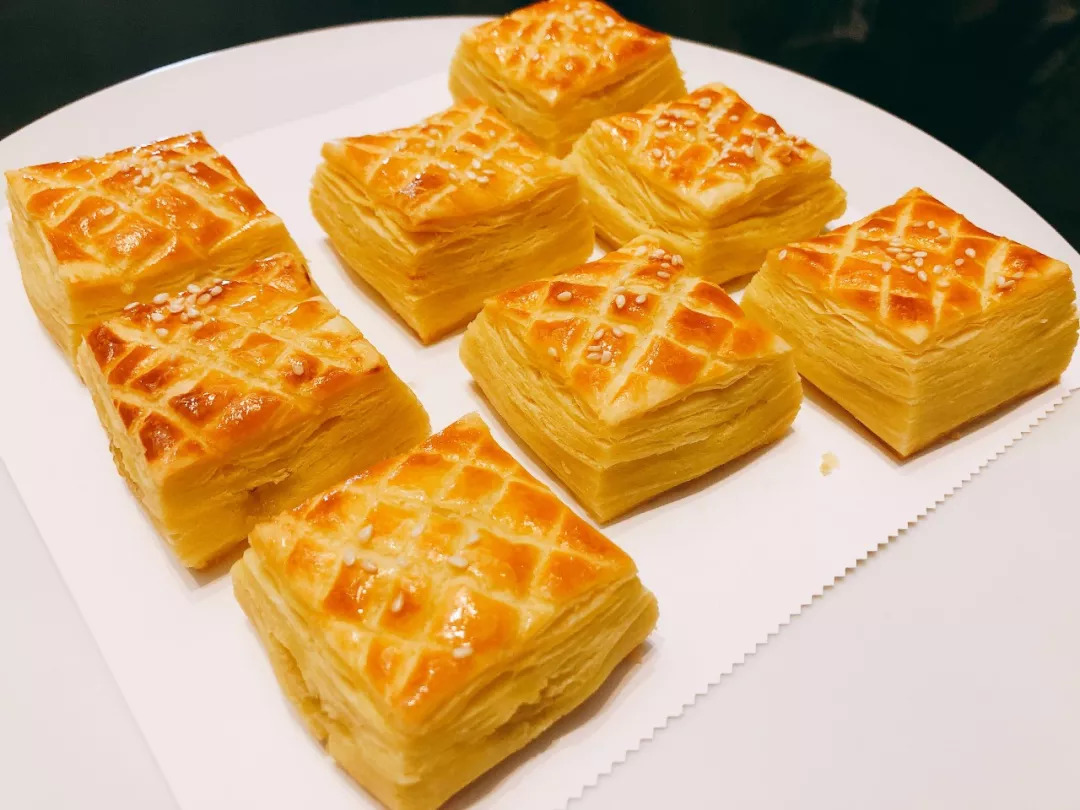 JulissaSous's tweet photo. #中秋特餐上新啦 现点现蒸的流心奶黄月饼配现烤广式烧鹅半只，还有桂花雪梨炖银耳，一口尝尽中秋甜香，扫码下单立减15元，手慢无！ https://t.co/gXzn29Z79d