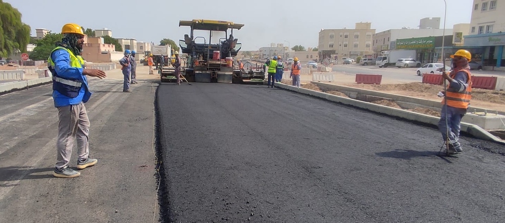 oman_prov's tweet photo. تخطت نسبة إنجاز مشروع ازدواجية الطريق من دوار الغاز إلى بلاد صور بمحافظة #جنوب_الشرقية حاجز الـ 82%، وذلك ضمن جهود وزارة النقل والاتصالات وتقنية المعلومات لتطوير البنية الأساسية ورفد الحركة التنموية بالمحافظة. https://t.co/C6ZHTFMqoA