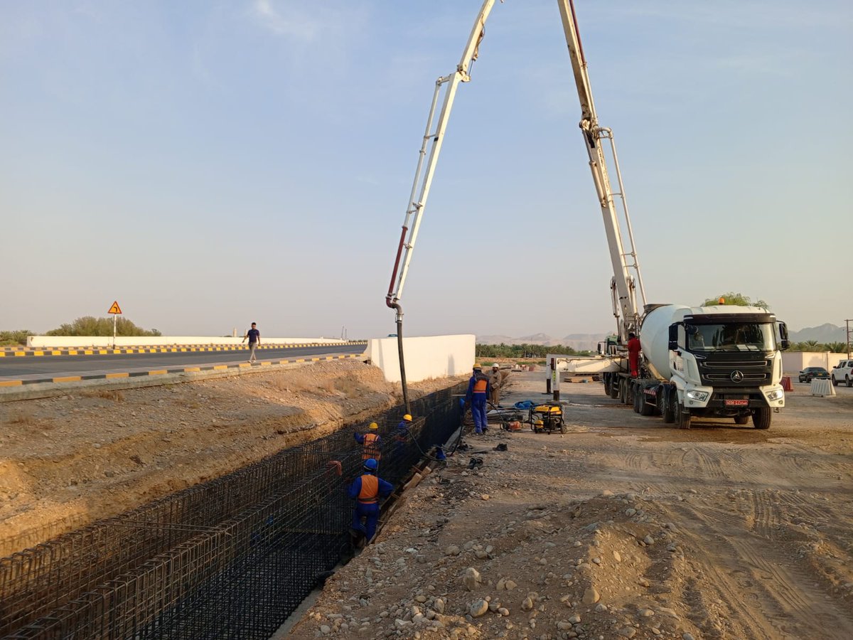 oman_prov's tweet photo. تخطت نسبة إنجاز مشروع ازدواجية الطريق من دوار الغاز إلى بلاد صور بمحافظة #جنوب_الشرقية حاجز الـ 82%، وذلك ضمن جهود وزارة النقل والاتصالات وتقنية المعلومات لتطوير البنية الأساسية ورفد الحركة التنموية بالمحافظة. https://t.co/C6ZHTFMqoA