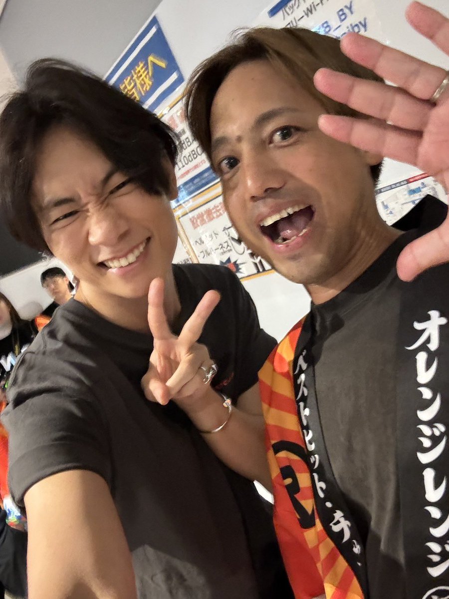 alexandroscrew's tweet photo. でーじ楽しかったさー

#orangerange 
#かりゆし58 

25周年おめでとう🍊
https://t.co/bsJHfbdiEd https://t.co/KQSclGZuse