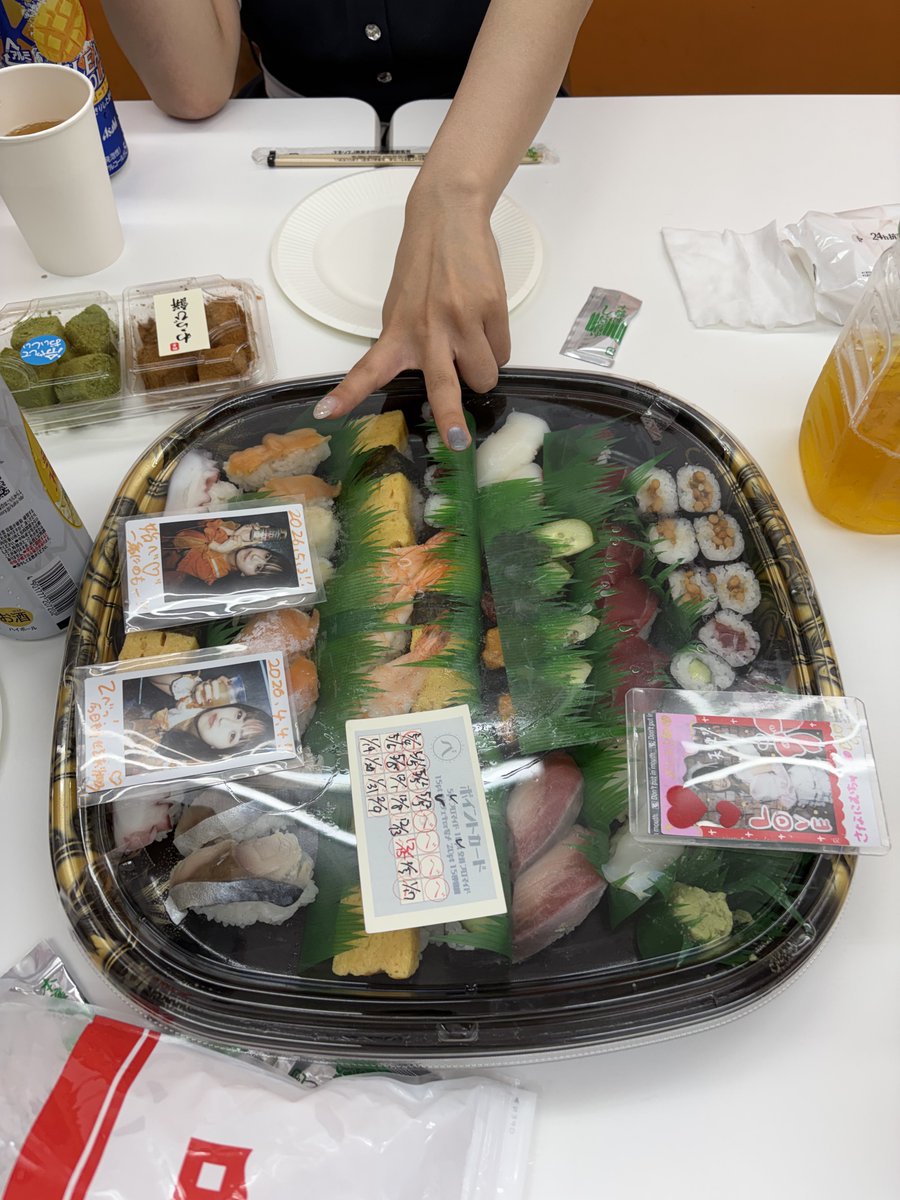 Yossy_04_'s tweet photo. 3年ぶりのB e t yオフ会
メンバー4人中3人初めましてで初サイン https://t.co/eKBsXoB80A