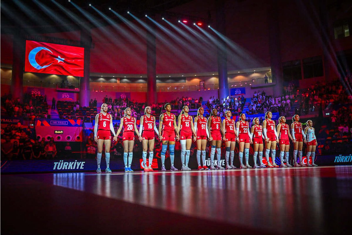 VahapSecer's tweet photo. Kupa bir kez daha evinde! 🏆🇹🇷

Filenin Sultanları, FIVB Voleybol Milletler Ligi finalinde Brezilya’yı mağlup ederek bir kez daha dünyanın zirvesine çıktı.

Milletimize büyük bir gurur yaşatan A Milli Kadın Voleybol Takımımızı ve emeği geçen herkesi yürekten kutluyorum. İyi ki varsınız, Filenin Sultanları! 🇹🇷❤️