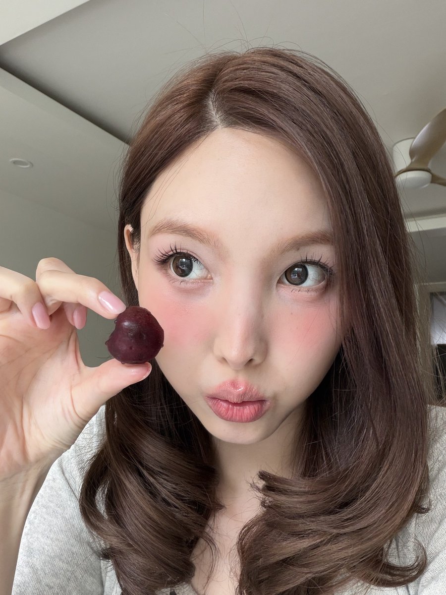 1stclassmisana's tweet photo. certified cherry girl https://t.co/6ynBHziixf