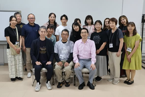 ChikatsuHayashi's tweet photo. 自民党王国で、すべての偽装の暴露講演！

『広島・長崎　悲劇の正体』
https://t.co/ZTey48Y5l0

サイン会も大盛況。

最後にスタッフの皆様、藤江さん、相川さんとパチリ！

群馬は燃えている。 https://t.co/1YYbeSU7zT