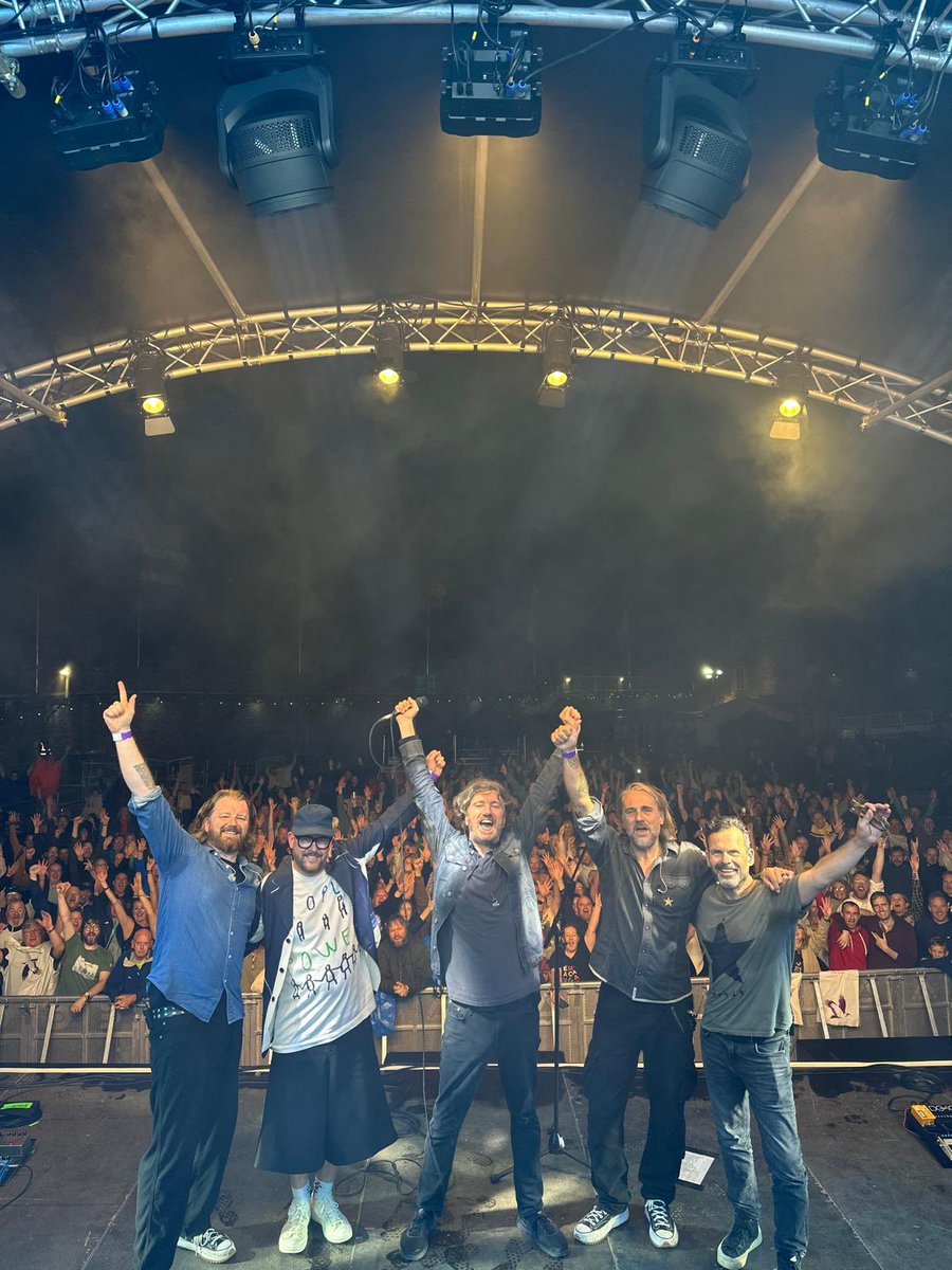 embrace's tweet photo. What an amazing crowd yesterday at @Swords_Castle in Dublin. It’s been a fair while since we’ve played there so it was wonderful to be back. Hopefully see you all again soon DSMRM x x x x x https://t.co/hgC6x9MWmQ