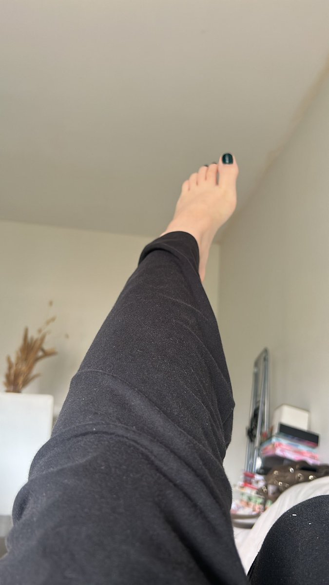 loasofdalii's tweet photo. j’ai changé ma pédicure habituelle noire pour un vert foncé, vous aimez ? https://t.co/m0oCVCN2uW
