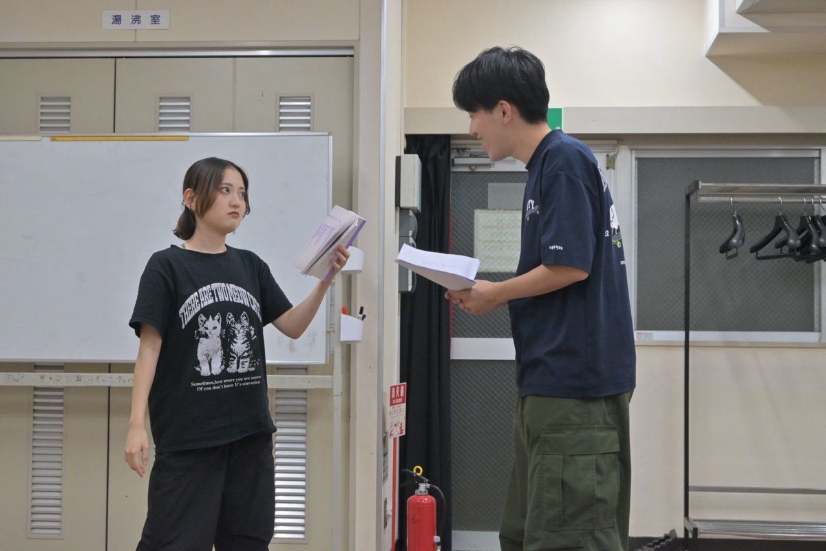 gekidan_amadare's tweet photo. ☔️稽古場の様子 #3

稽古に加えて衣装合わせも行いました！
座組一同、本番に向けて励んでおります👊

━━━━━━━━━━

第3回公演　短編集『雨の粒立ち』

08.21(Fri.)-08.22(Sat.)
@すきっぷ広場／センター南駅

#雨誰れ粒立ち #劇団雨誰れ https://t.co/wBOcR8XLcU