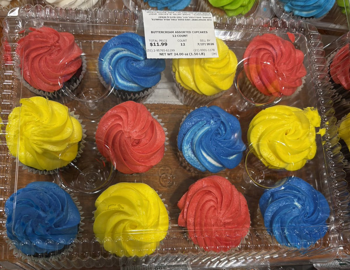 PoptartDaWolf's tweet photo. Man, who turned them into cupcakes?

#Splatoon #DeepCut https://t.co/u2wSTnzOpT