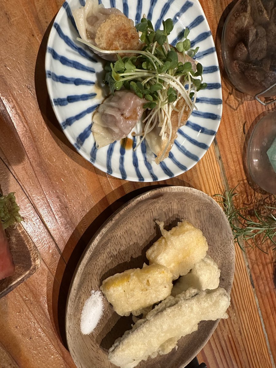 wticket60's tweet photo. 今日はいつもの地元の行きつけで、夕ご飯を。秋鹿と初めて飲む星自慢を頂きながら、お通しの漬物にカルパッチョを。お通しの松前漬けに切り干し大根入っていたのが、めっちゃ良かったです。😊
ラム肉餃子に太刀魚ととうもろこしのフリットもウマウマでした。👍 https://t.co/VXw8vye8fA