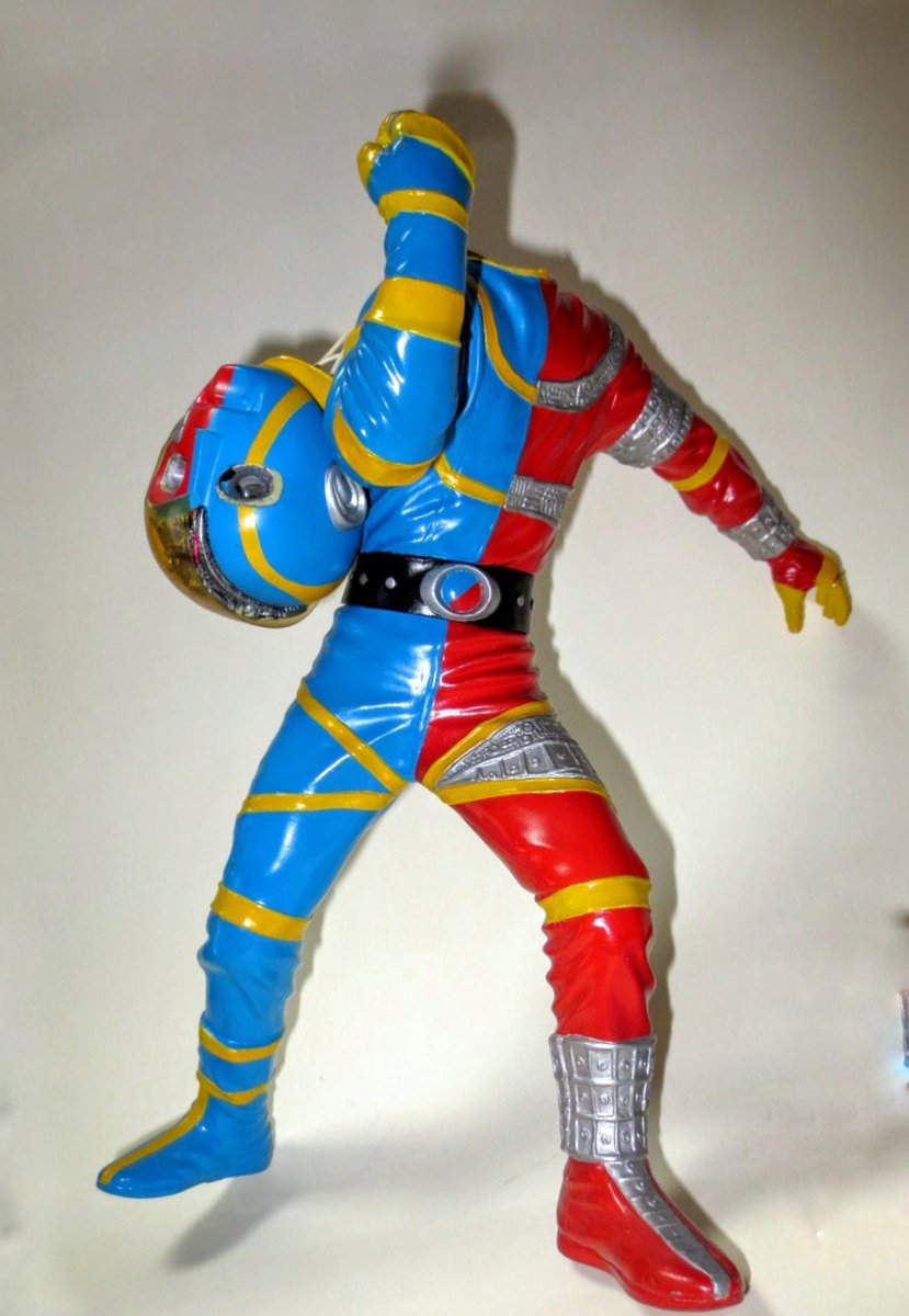 昔作ったボークスさんの1/6キカイダーのソフビキット。 震災時に棚