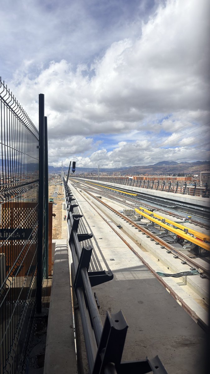 crodriguezl_'s tweet photo. @EnriquePenalosa @MAndreaNieto @petrogustavo Enrique, tuve la oportunidad esta semana de conocer una de las estaciones del metro y como Bogotano es imposible no sentir orgullo y alegría de ver el desarrollo de la ciudad. No se desgaste con el corrupto de Petro. Gracias por todo al mejor Alcalde Peñalosa 👍🏼 https://t.co/ulDvs1EKDR