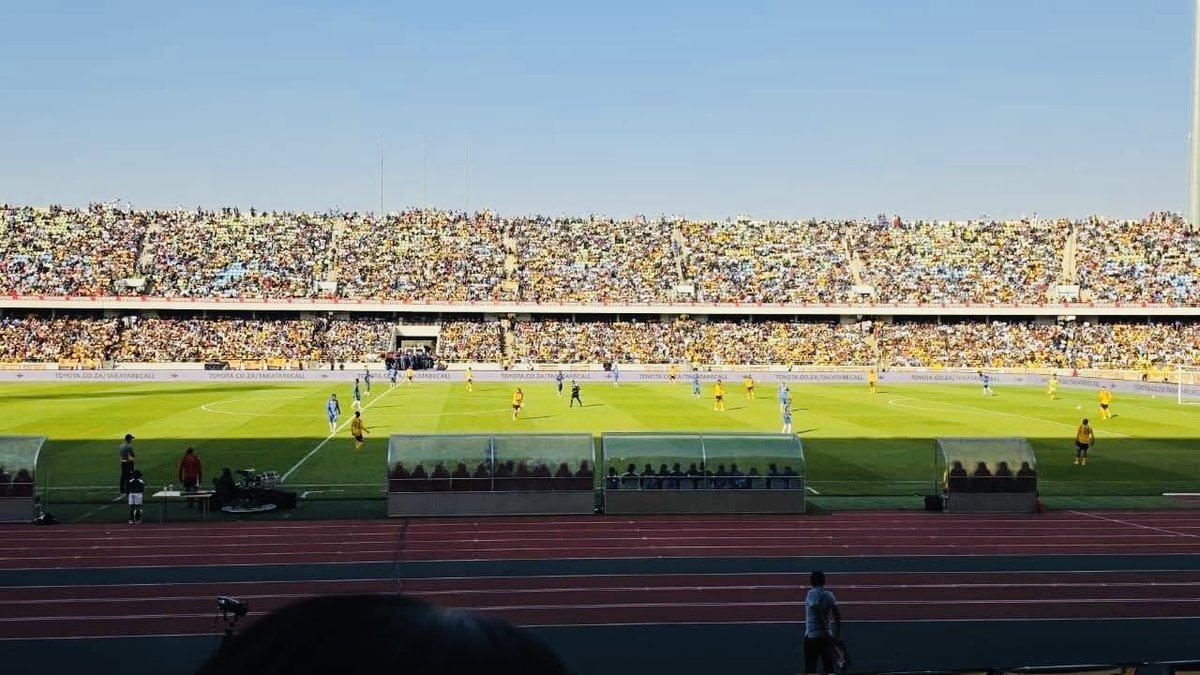 MickyJnr__'s tweet photo. Whenever Kaizer Chiefs are in action, a packed stadium is always guaranteed. 🇿🇦✌🏼

The Amakhosi continue to boast the biggest fan base in South Africa and one of the strongest followings on the African continent. ✨

#AfricanFootball #Amakhosi4Life https://t.co/GkyttNKlw3