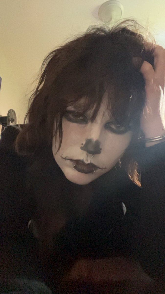 vxltureboy's tweet photo. more pics from the other day 🦴 #trans #ftm #femboy #makeup https://t.co/UPxgrY0rtw