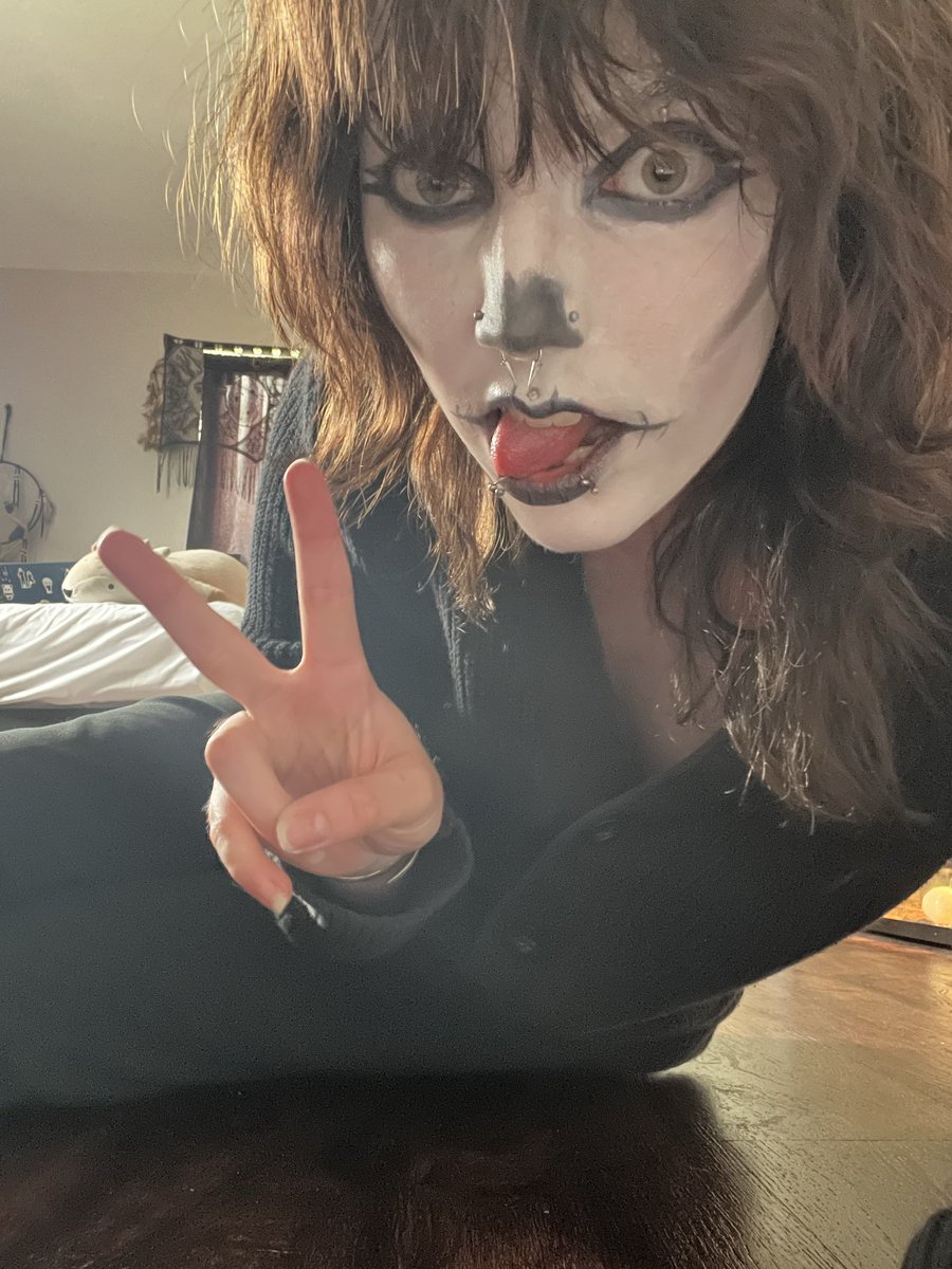 vxltureboy's tweet photo. more pics from the other day 🦴 #trans #ftm #femboy #makeup https://t.co/UPxgrY0rtw