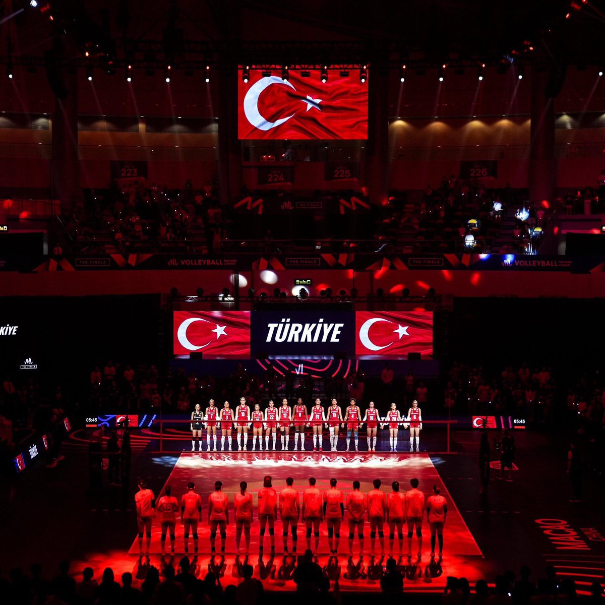 TahaSaricaoglu's tweet photo. Ay-yıldızlı bayrağımızı zirvede dalgalandıran #FileninSultanları, sizlerle gurur duyuyoruz!

FIVB Voleybol Milletler Ligi şampiyonu olan A Millî Kadın Voleybol Takımımızı tebrik ediyorum. 🇹🇷 https://t.co/jebkemXTRJ