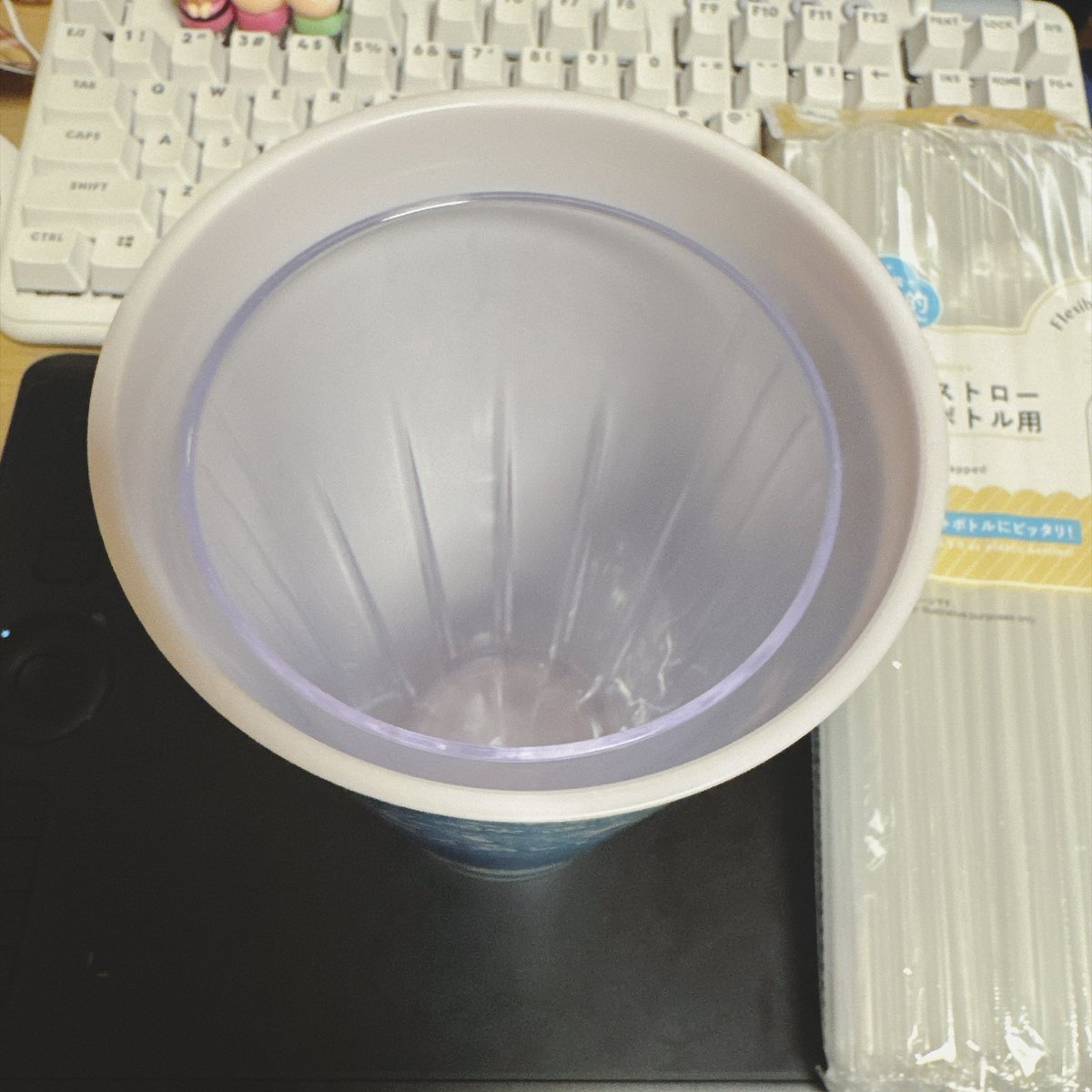 Vonigiritaro's tweet photo. ちいかわ映画のドリンクホルダー、中身直入れできないみたいなのでダイソーでいい感じのプラカップ買ってみたらピッタリだった！！

ちょっと隙間空くし高さも足りないけど許容範囲かな〜
ストローはXでピッタリと見た長ストロー

まだ試してないけど今度これで飲む☺️ https://t.co/FnDojdLETp