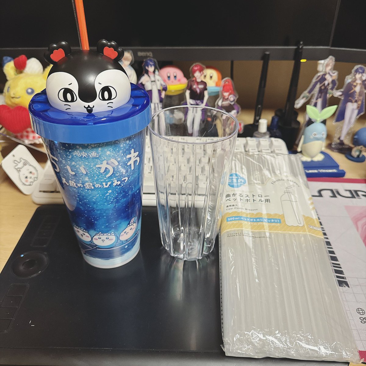 Vonigiritaro's tweet photo. ちいかわ映画のドリンクホルダー、中身直入れできないみたいなのでダイソーでいい感じのプラカップ買ってみたらピッタリだった！！

ちょっと隙間空くし高さも足りないけど許容範囲かな〜
ストローはXでピッタリと見た長ストロー

まだ試してないけど今度これで飲む☺️ https://t.co/FnDojdLETp
