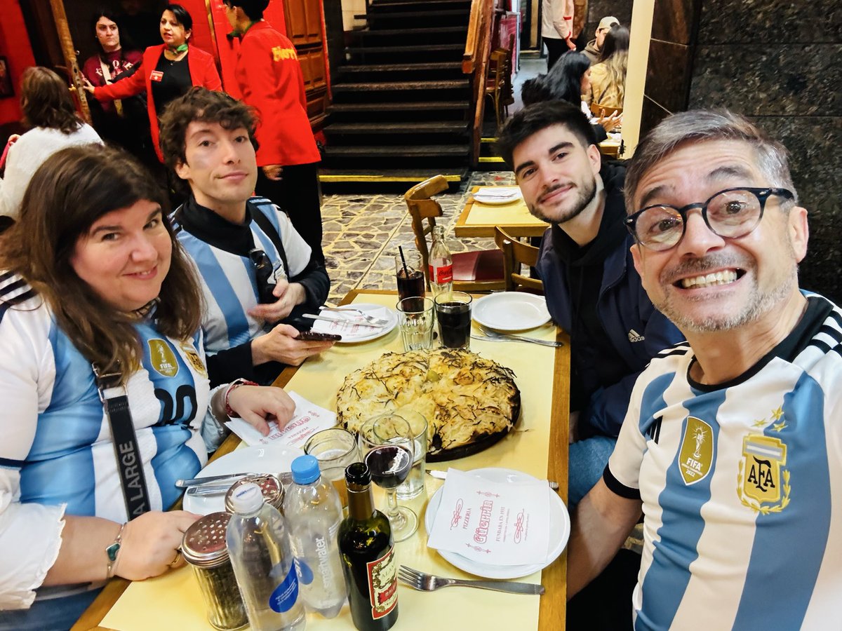 leoscapato's tweet photo. Previa a la final del mundo, cerca del obelisco, en @PizzeriaGuerrin disfrutando de una fugazzetta rellena y una de mozzarella como solo nosotros sabemos hacerlo 🍕🍕🍕🍷🍷🍷🍷🇦🇷🇦🇷🇦🇷 @AlamosWinesAr https://t.co/99PgVCMvhM