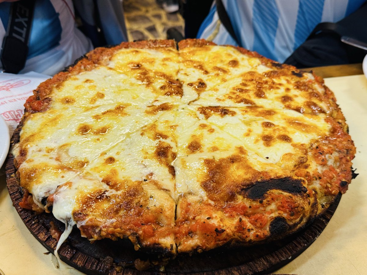 leoscapato's tweet photo. Previa a la final del mundo, cerca del obelisco, en @PizzeriaGuerrin disfrutando de una fugazzetta rellena y una de mozzarella como solo nosotros sabemos hacerlo 🍕🍕🍕🍷🍷🍷🍷🇦🇷🇦🇷🇦🇷 @AlamosWinesAr https://t.co/99PgVCMvhM