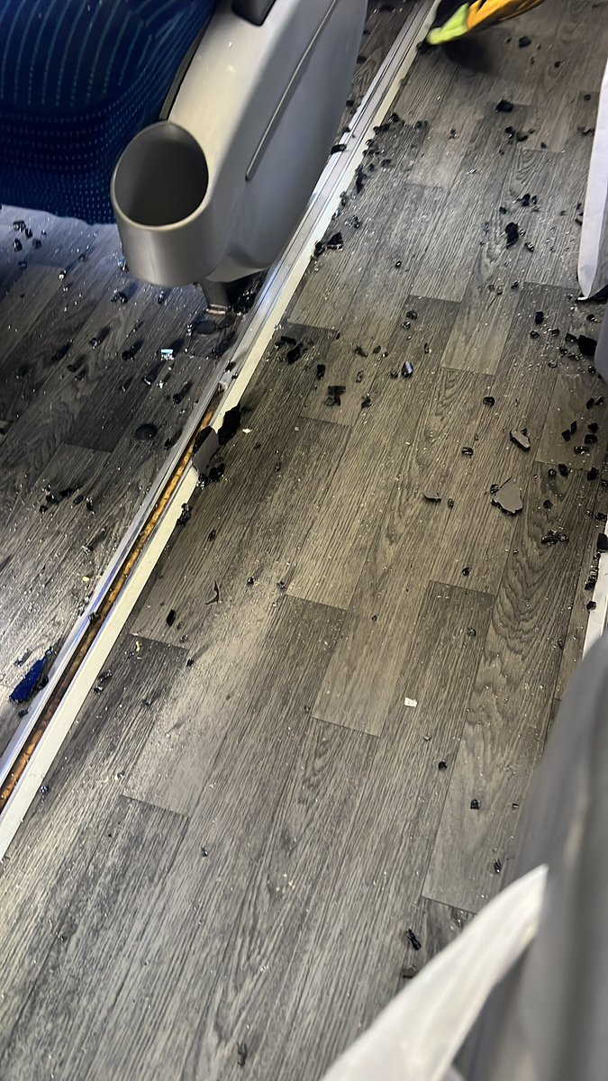 NatashaRojasUIO's tweet photo. Tremendo susto.

Hace pocos minutos subieron a robar al bus de transporte en el que me dirijo hacia #Imbabura. Realmente, la situación de inseguridad que vivimos en el país es grave.

Afortunadamente, todos los pasajeros estamos bien y el hecho no pasó a mayores. https://t.co/Jzdgm8yCN4