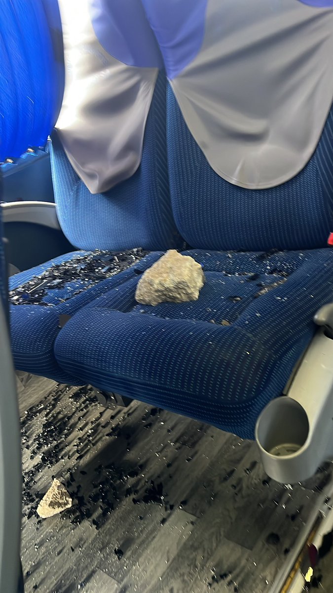 NatashaRojasUIO's tweet photo. Tremendo susto.

Hace pocos minutos subieron a robar al bus de transporte en el que me dirijo hacia #Imbabura. Realmente, la situación de inseguridad que vivimos en el país es grave.

Afortunadamente, todos los pasajeros estamos bien y el hecho no pasó a mayores. https://t.co/Jzdgm8yCN4