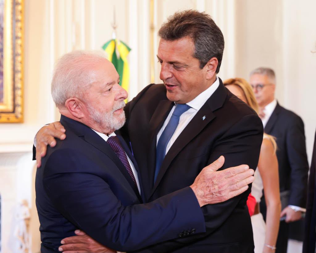 fdangeloquilmes's tweet photo. Argentina y Brasil no son vecinos que compiten, son socios que crecen juntos. Massa y Lula lo entendieron: la región se fortalece unida, nunca fragmentada. Ambos comparten la forma y la sensibilidad para de gobernar. 
@SergioMassa 
@LulaOficial https://t.co/Wp8tqdjx31