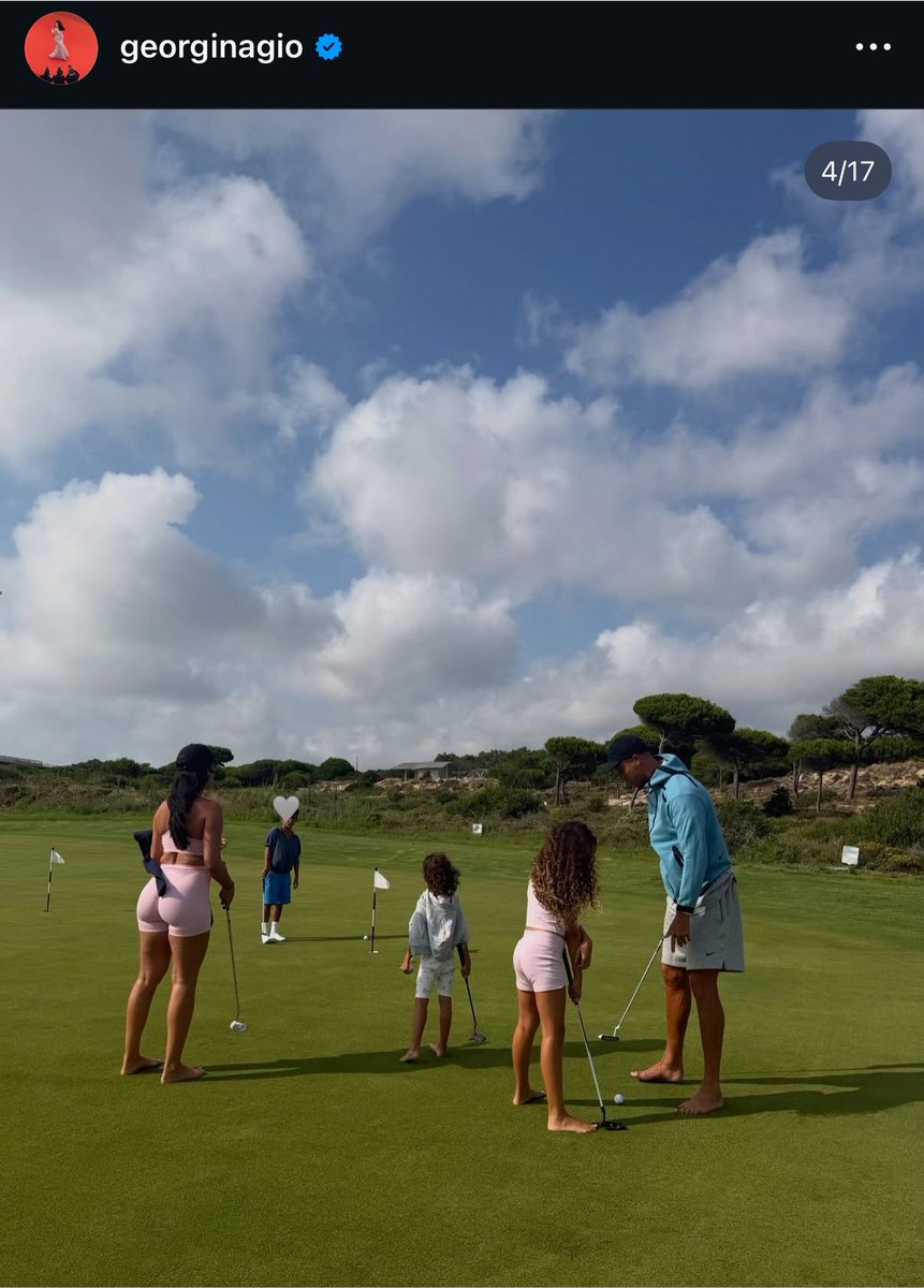 mbafraaude's tweet photo. Pensaba que era un resort de golf y me he enterado que es el patio trasero de su nueva casa 😭😭😭 https://t.co/FmQZVmcjQa