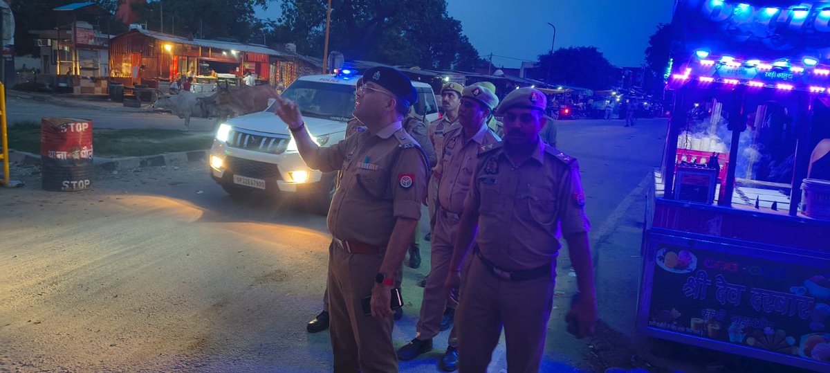 ShivPra18780781's tweet photo. आगामी श्रावण मास व कांवड़ मेला के दृष्टिगत श्रीमान अपर पुलिस अधीक्षक (पूर्वी) हरदोई द्वारा बघौली चौराहा बाजार में पैदल गश्त किया गया । बघौली थानाध्यक्ष प्रशांत द्विवेदी को आवश्यक दिशा निर्देश दिये @Uppolice @hardoipolice @Igrangelucknow @myogiadityanath @dgpup @CMOfficeUP https://t.co/EylP1u7OJK